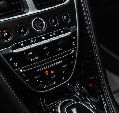 Aston Martin DB11 13