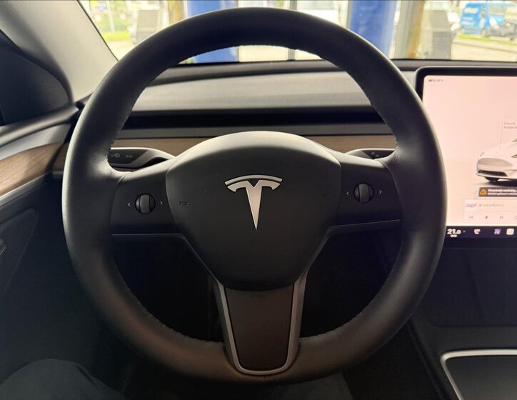 Tesla Model Y 11