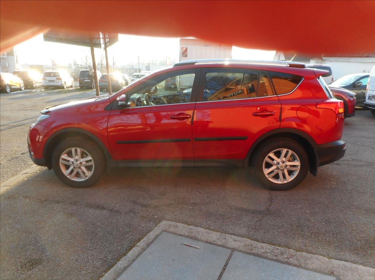 Toyota RAV4 SUV 2,0 l 111 kw