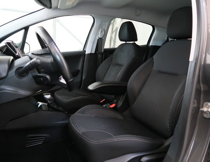 Peugeot 208 Hatchback 1,2 l 61 kw