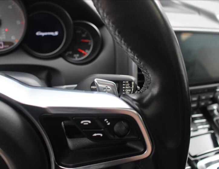 Porsche Cayenne SUV 4,1 l 283 kw