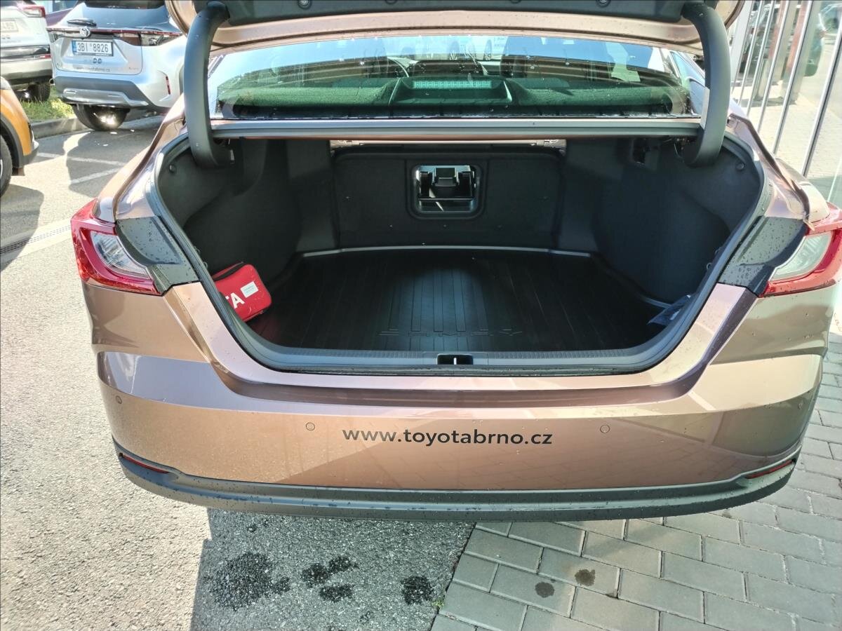 Toyota Camry Sedan / Limuzína 2,5 l 169 kw