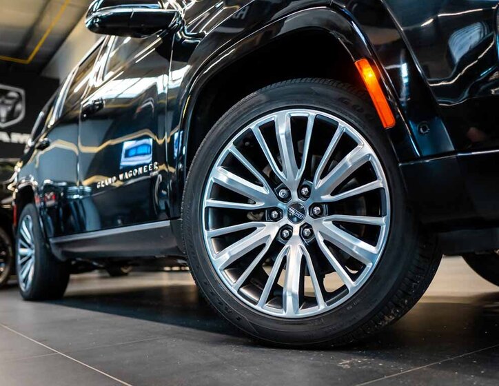 Jeep Grand Wagoneer 41