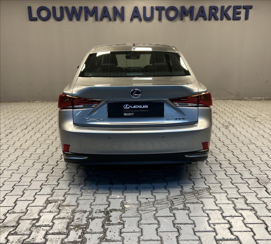 Lexus IS 300h Sedan / Limuzína 2,5 l 164 kw