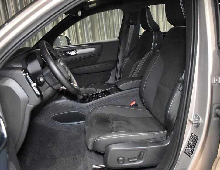 Volvo XC40 SUV / Terénní 2,0 l 145 kw