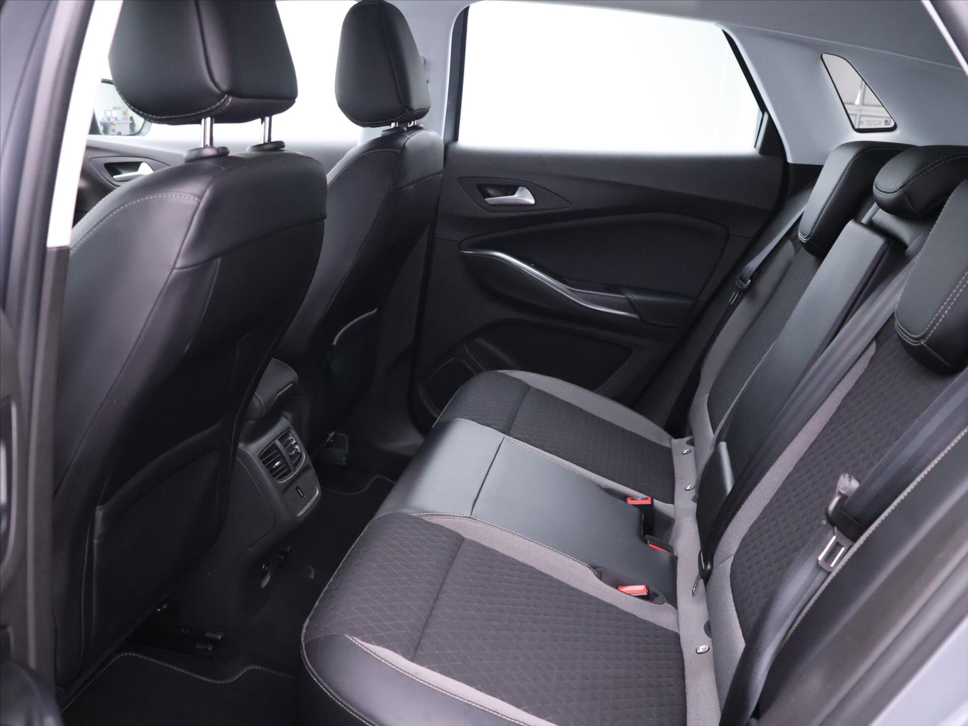 Opel Grandland X SUV 1,6 l 147 kw