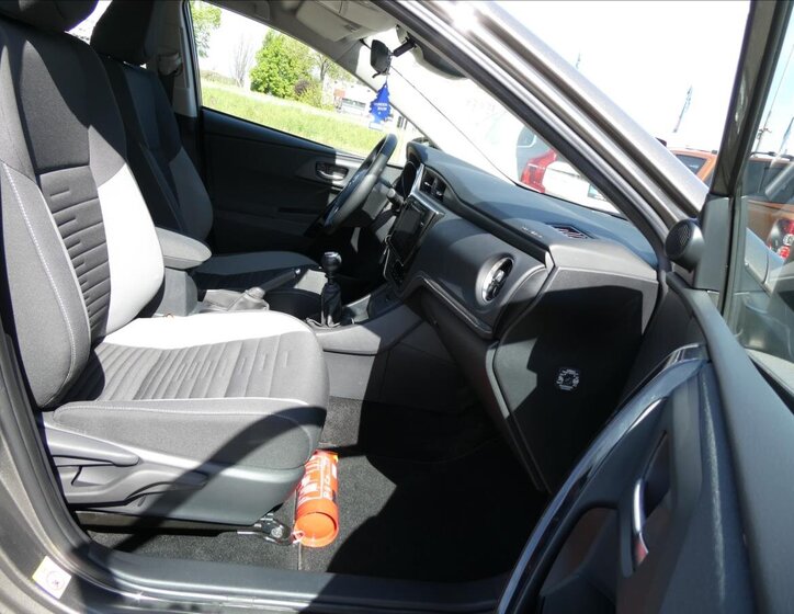 Toyota Auris Kombi 1,3 l 73 kw