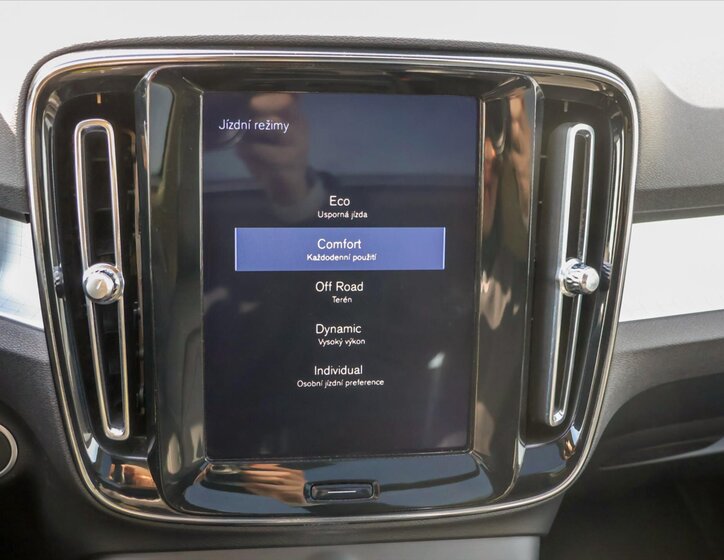 Volvo XC40 SUV / Terénní 2,0 l 140 kw