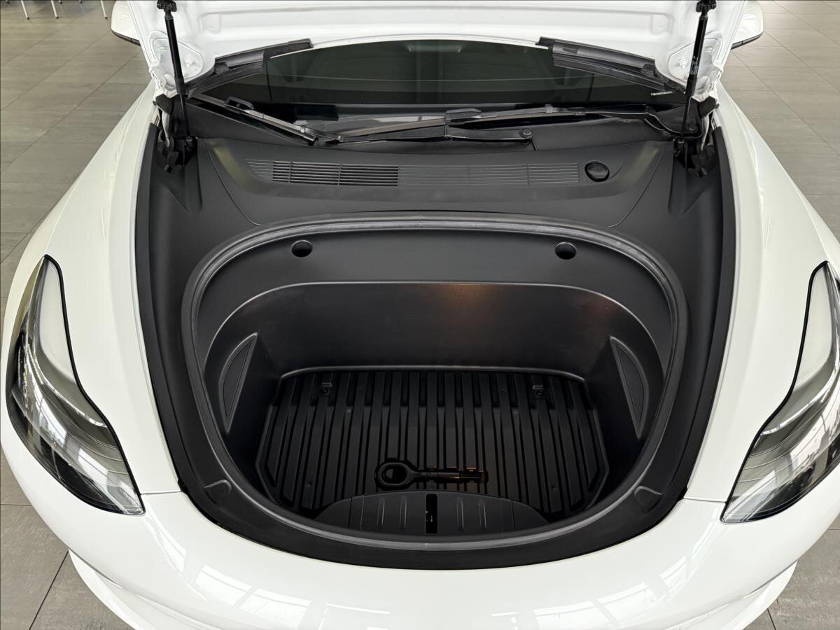 Tesla Model 3 Sedan / Limuzína 0,0 377 kw