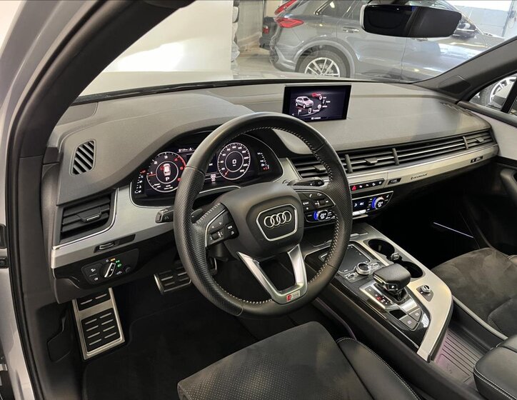 Audi Q7 6