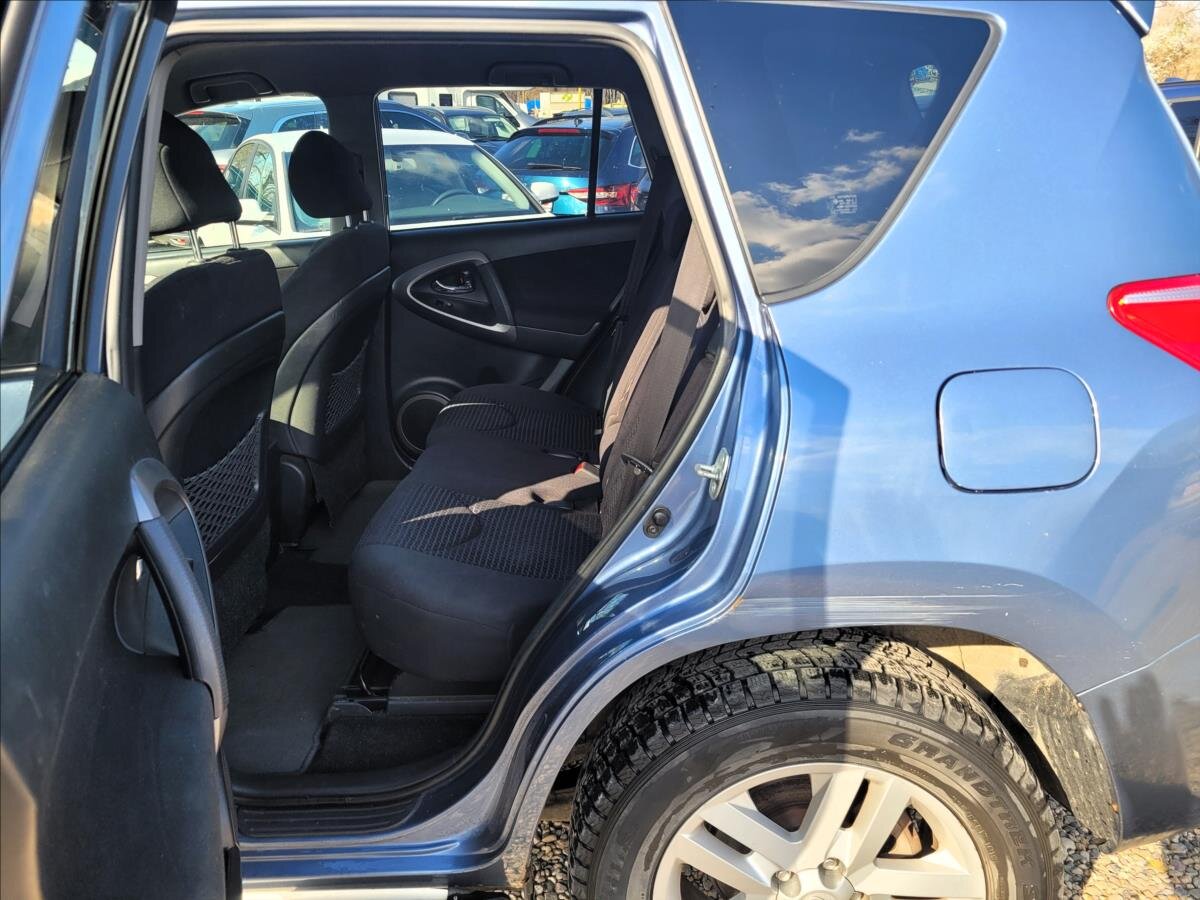 Toyota RAV4 SUV / Terénní 2,2 l 100 kw