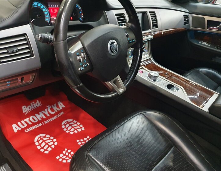 Jaguar XF Sedan / Limuzína 3,0 l 202 kw