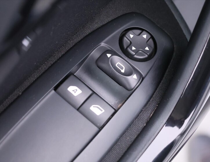 Peugeot 208 Hatchback 1,2 l 60 kw