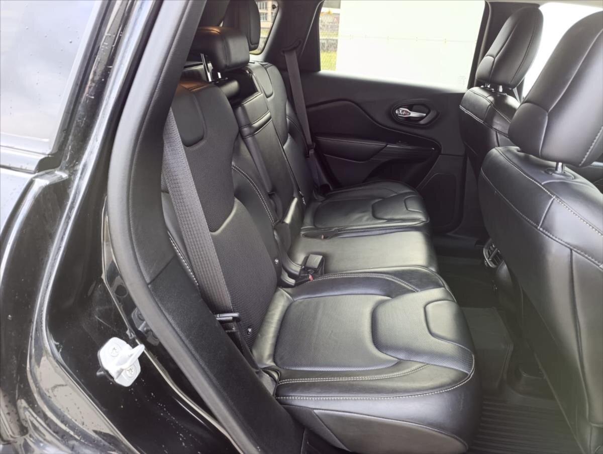 Jeep Cherokee SUV / Terénní 3,2 l 200 kw