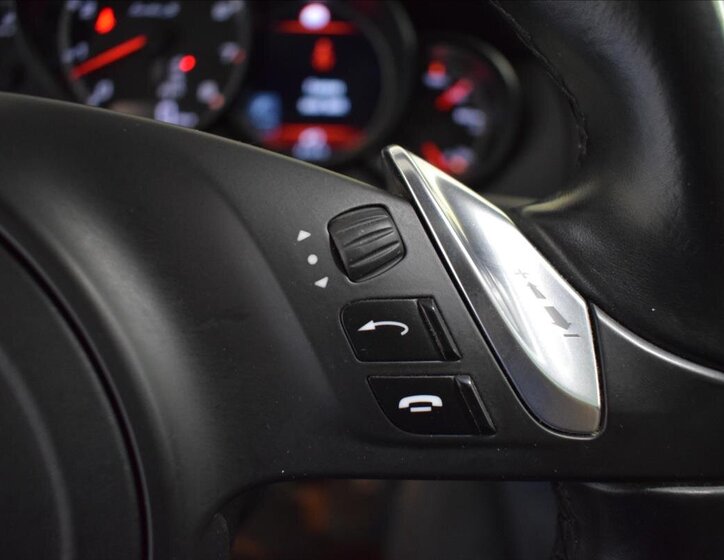 Porsche Cayenne SUV 4,8 l 405 kw