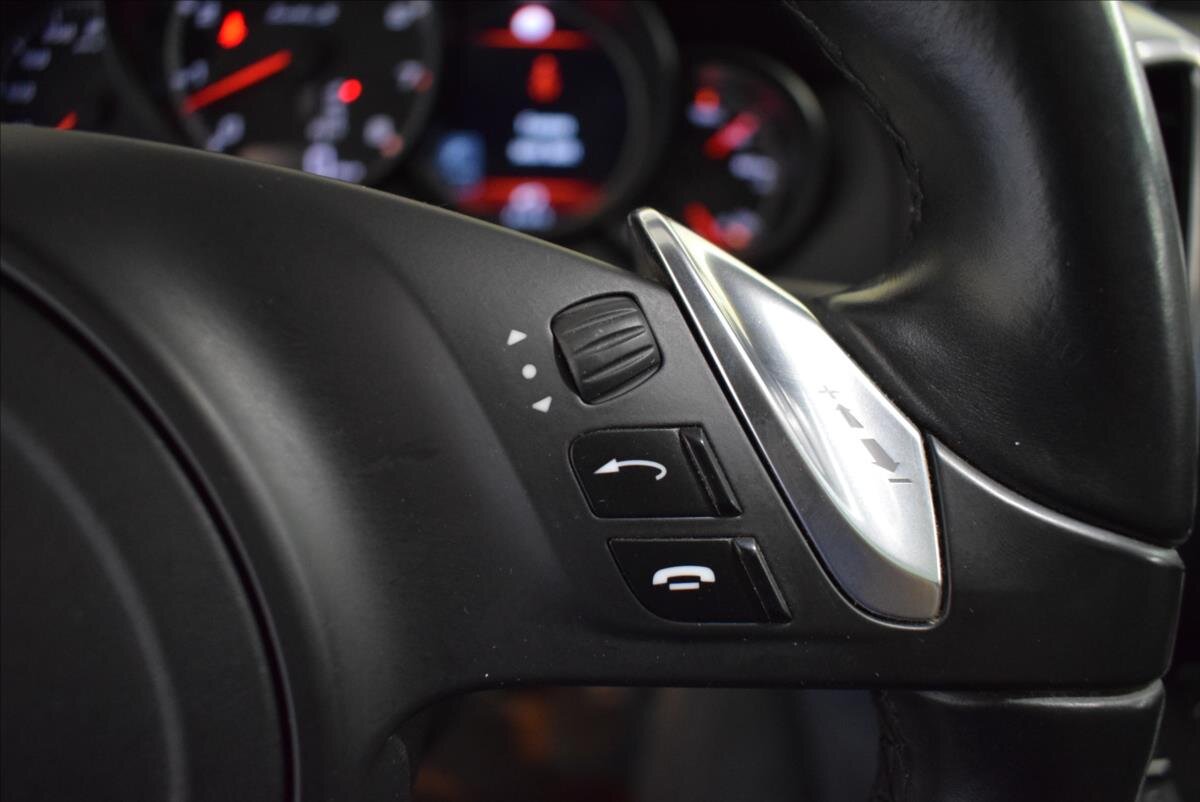 Porsche Cayenne SUV 4,8 l 405 kw