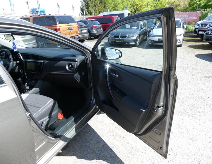 Toyota Auris Kombi 1,3 l 73 kw