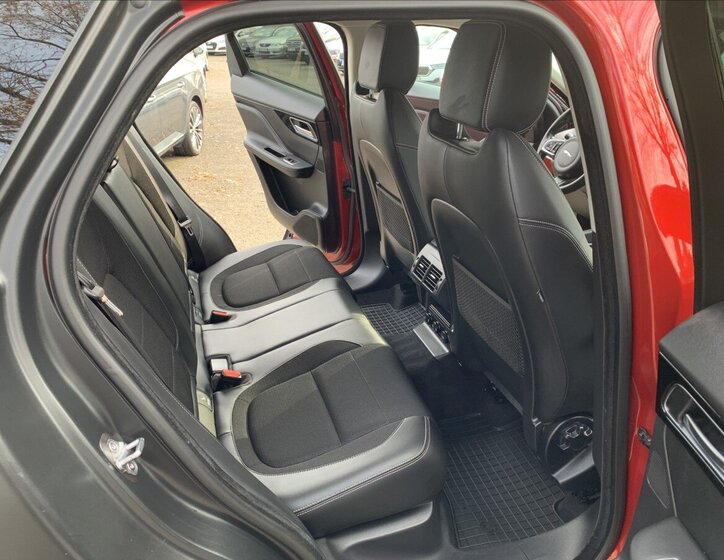 Jaguar F-Pace SUV / Terénní 2,0 l 132 kw