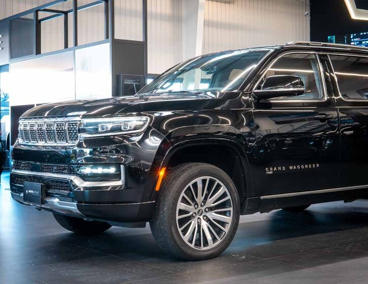 Jeep Grand Wagoneer 13