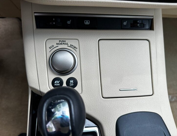 Lexus ES 300h Sedan / Limuzína 3,0 l 116 kw