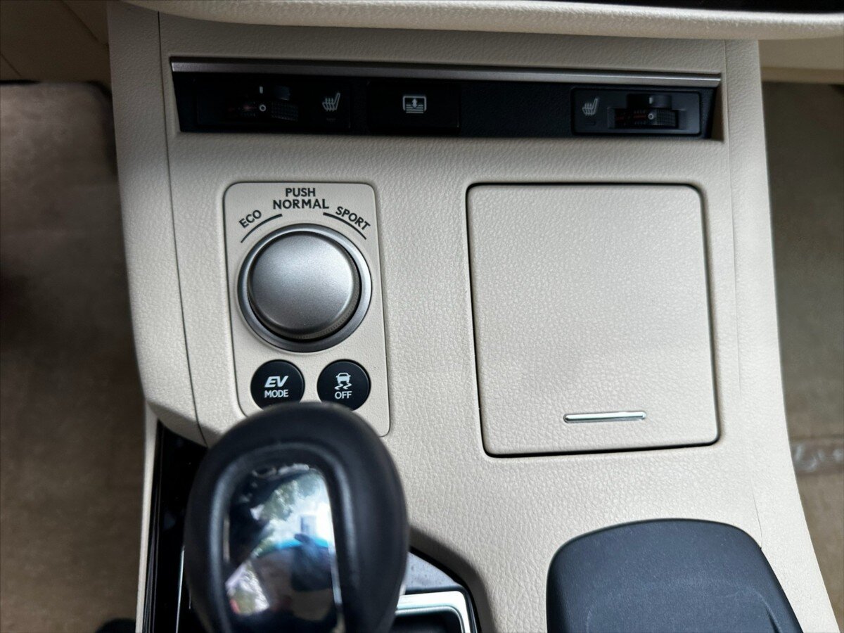 Lexus ES 300h Sedan / Limuzína 3,0 l 116 kw