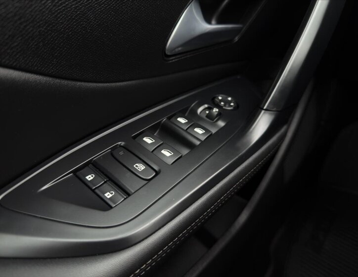 Peugeot 408 Liftback 1,2 l 96 kw