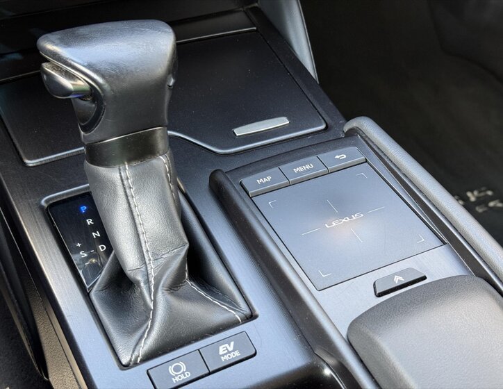 Lexus ES 300h Sedan / Limuzína 2,5 l 131 kw