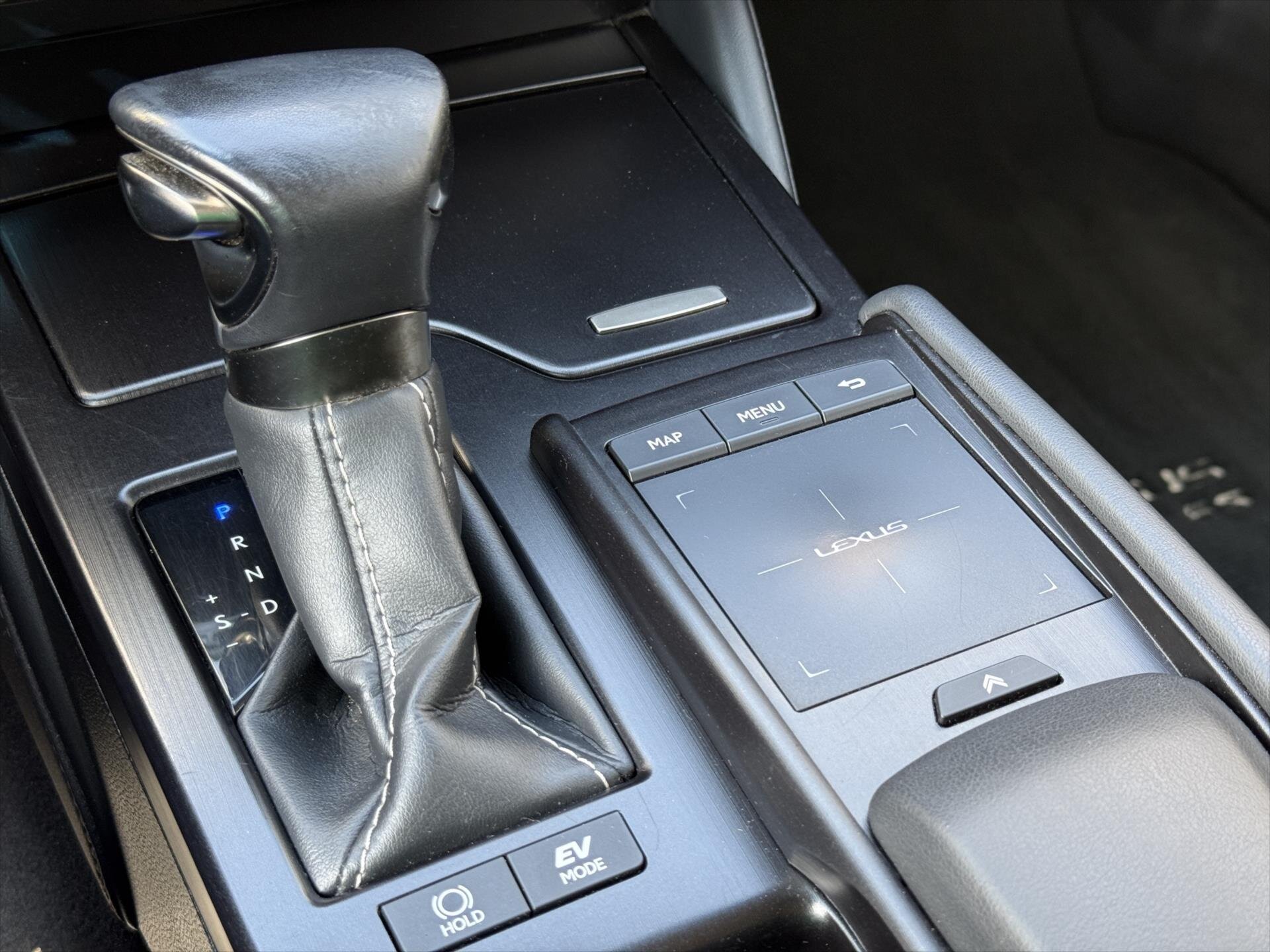 Lexus ES 300h Sedan / Limuzína 2,5 l 131 kw