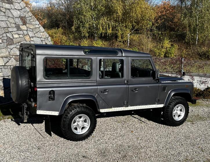 Land Rover Defender 8