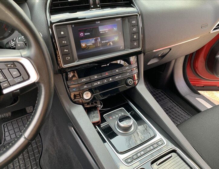 Jaguar F-Pace SUV / Terénní 2,0 l 132 kw