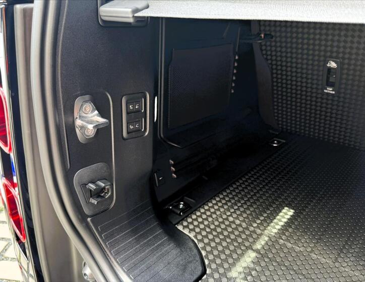 Land Rover Defender 6