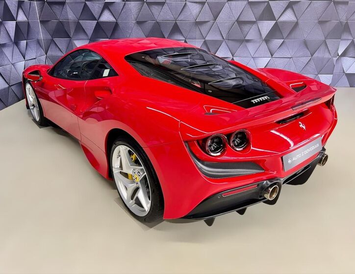 Ferrari F8 4