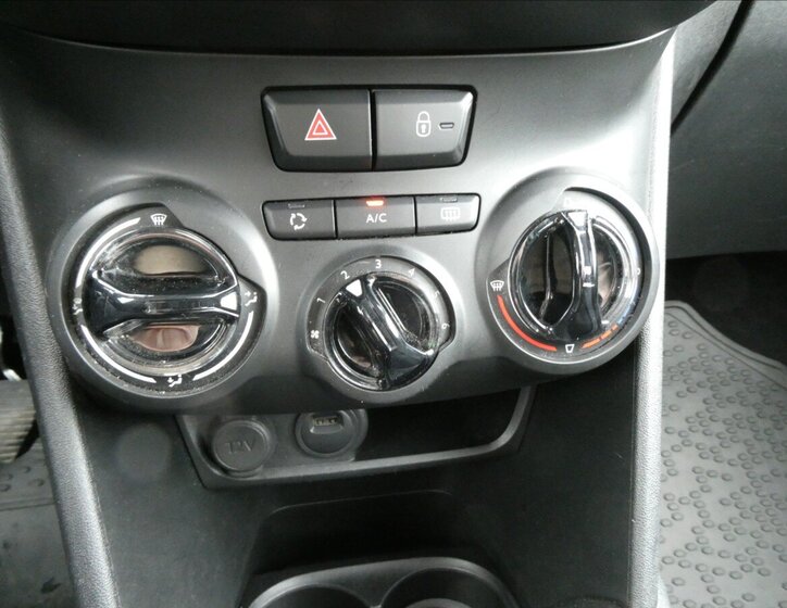 Peugeot 208 Hatchback 1,2 l 61 kw