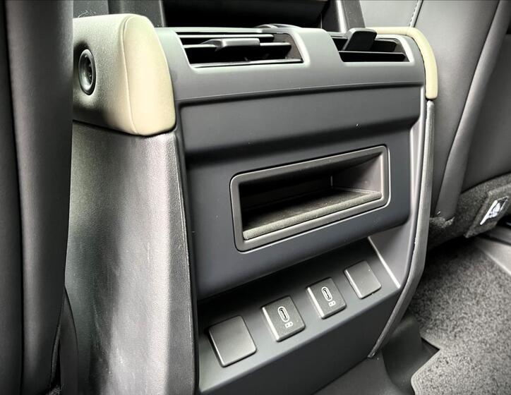 Land Rover Defender 25