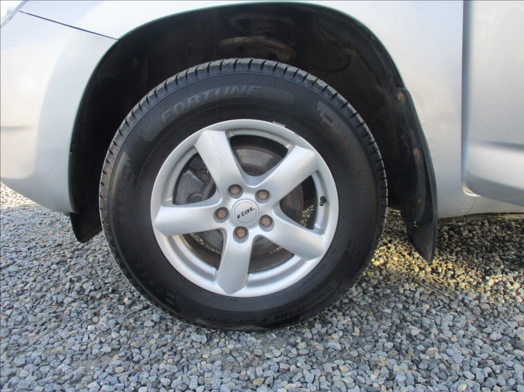 Toyota RAV4 SUV / Terénní 2,2 l 100 kw