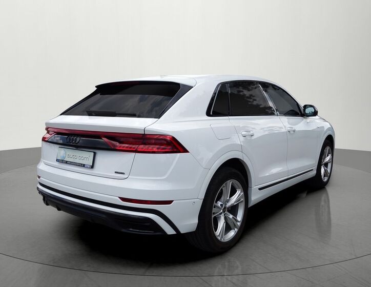 Audi Q8 4