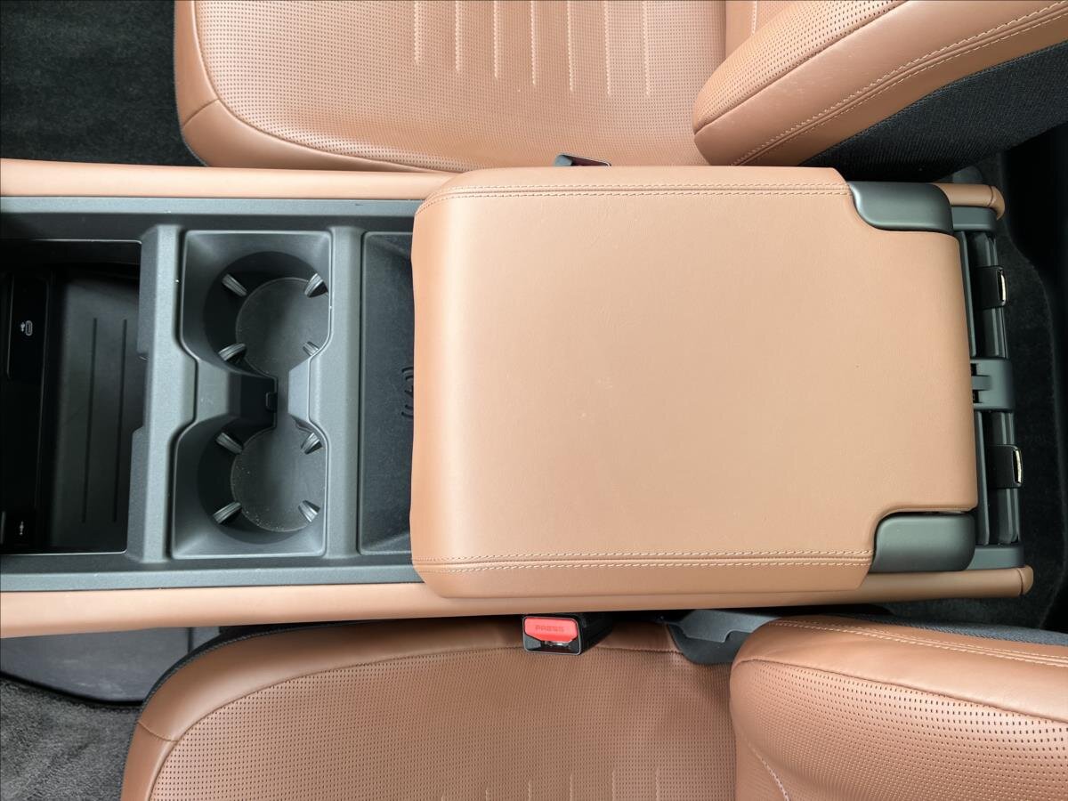 Land Rover Defender SUV 4,4 l 467 kw