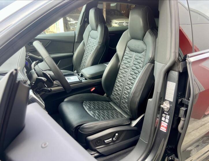 Audi RS Q8 9