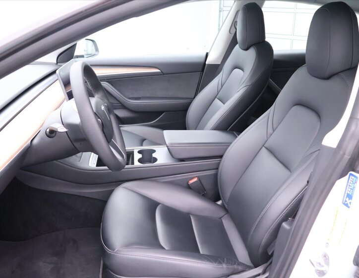 Tesla Model 3 Sedan 0,0 366 kw