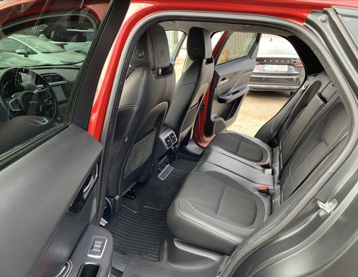 Jaguar F-Pace SUV / Terénní 2,0 l 132 kw