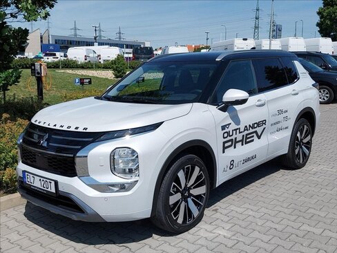 Mitsubishi Outlander SUV 2,4 l 225 kw