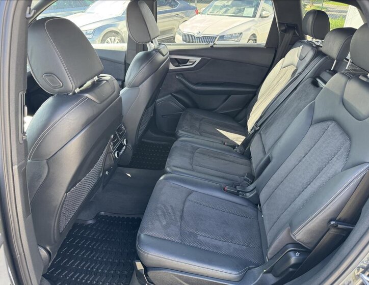 Audi Q7 11