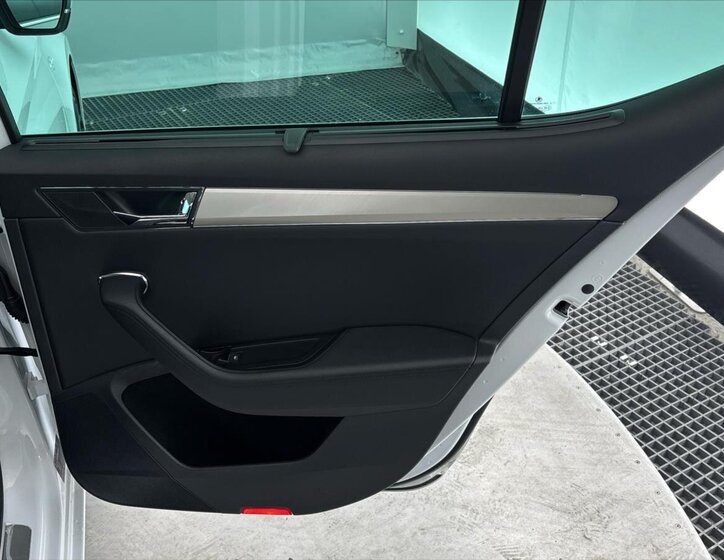 Škoda Superb Sedan / Limuzína 1,4 l 160 kw