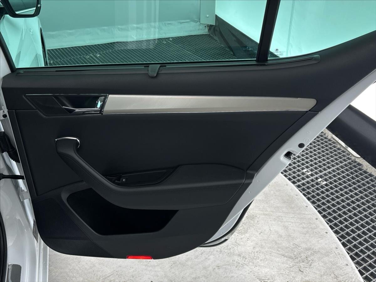 Škoda Superb Sedan / Limuzína 1,4 l 160 kw