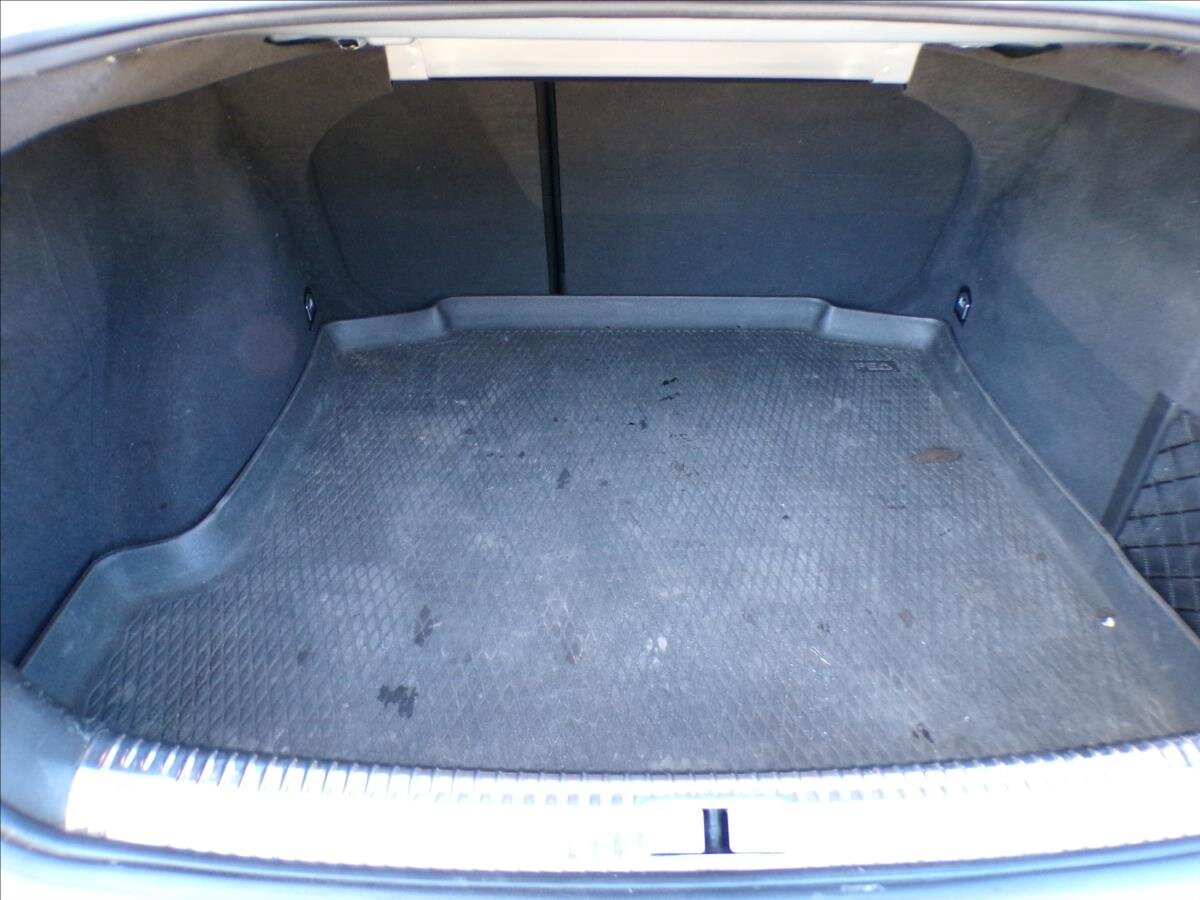 Volkswagen Bora Sedan / Limuzína 1,6 l 74 kw