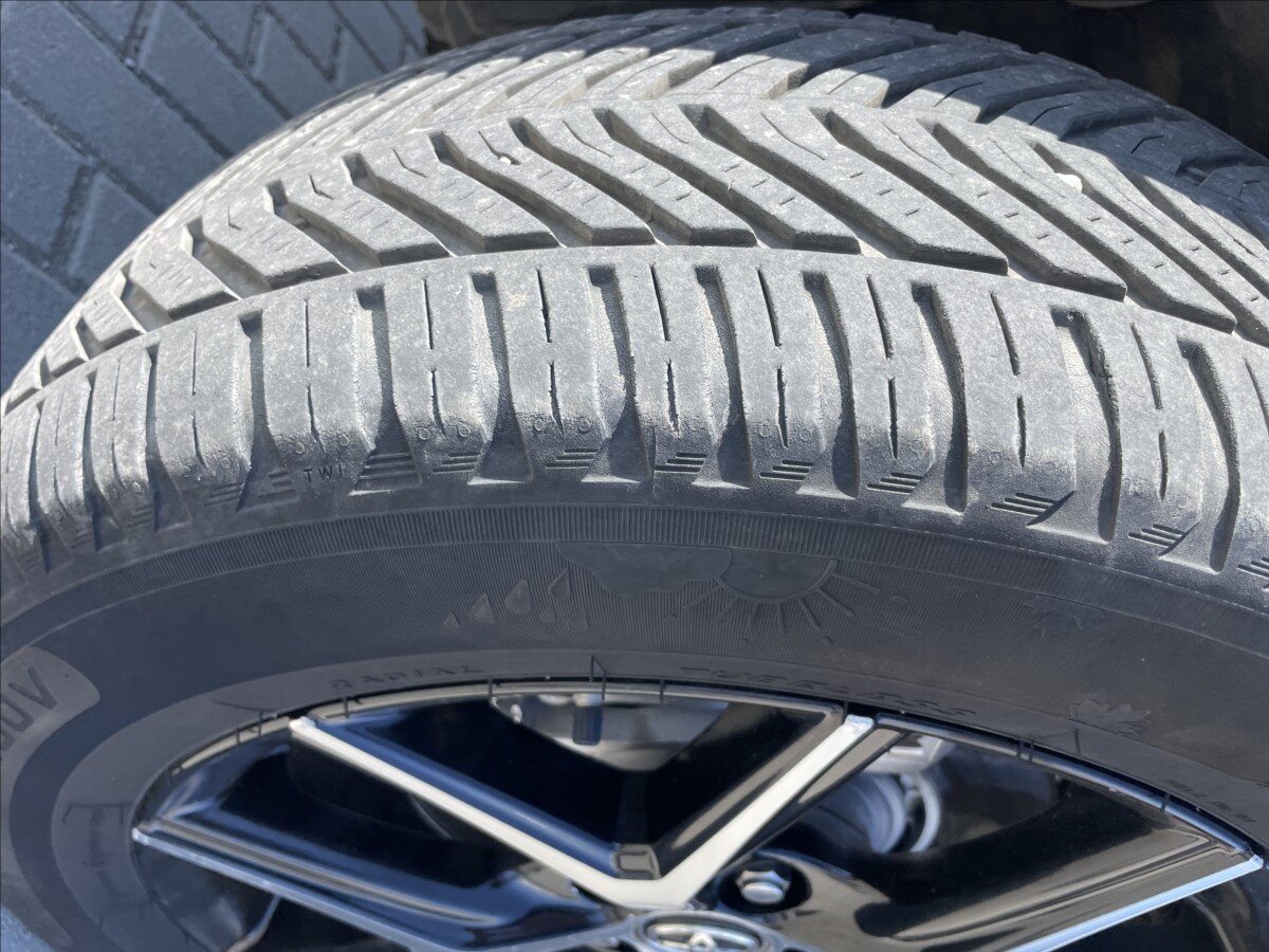 Toyota RAV4 SUV / Terénní 2,5 l 145 kw