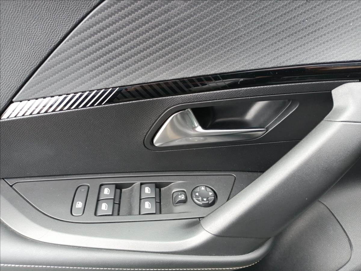 Peugeot 2008 SUV 1,2 l 96 kw