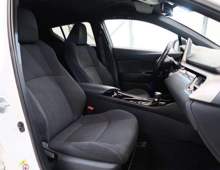 Toyota C-HR SUV 1,8 l 72 kw