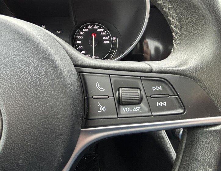 Alfa Romeo Giulia Sedan / Limuzína 2,1 l 132 kw