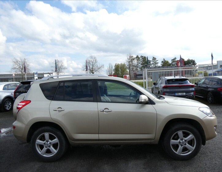 Toyota RAV4 SUV / Terénní 2,2 l 110 kw